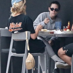 Kristen Stewart out for lunch with her friends CJ and Suzie in Los Feliz | August 18, 2021